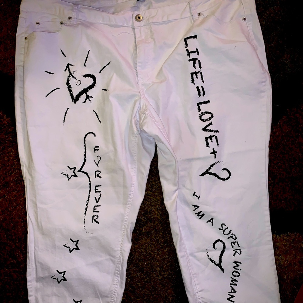 LIVE LIFE LOVE . Grafetti print white jean CAPRI